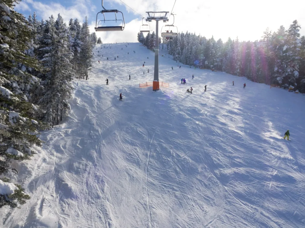 BANSKO, Bulgarien. Januar 2017. Es ist ein Wintersportort in Bulgarien mit langen Skipisten und einer reichen Kulturgeschichte