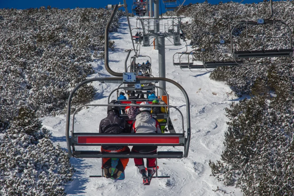 Bulgarien, Skigebiet Borovets. Skifahrer auf dem Lift