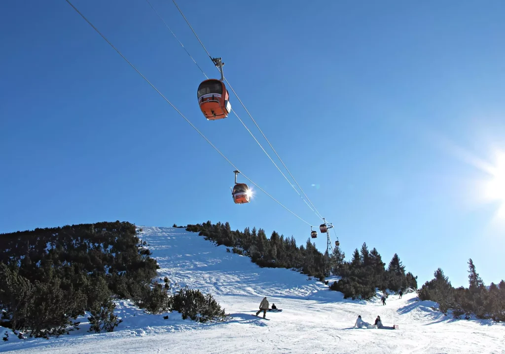 Seilbahn Skilift über Berglandschaft