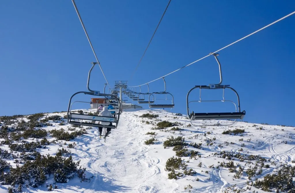 Stoeltjeslift in alpine skigebied Borovets, Bulgarije