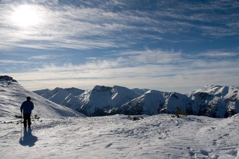 Skiër op de hoge bergtoppen - Borovets (Bulgarije)