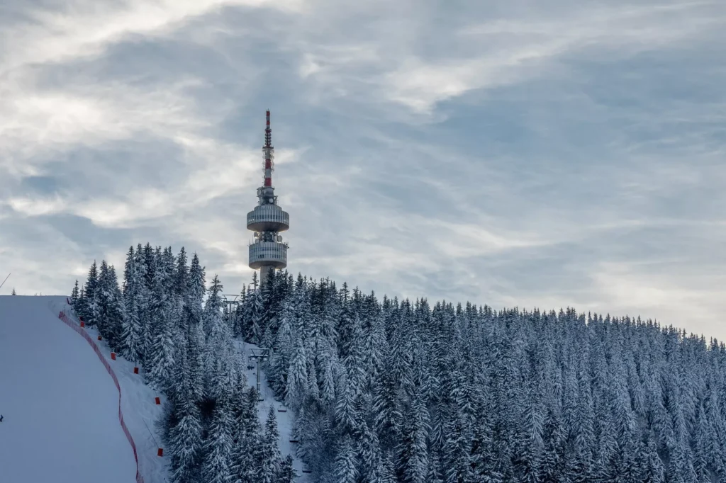 Der Turm im Skigebiet PamporovoDer Turm im Skigebiet Pamporovo